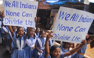 Indiase schoolkinderen tijdens een vredesdemonstratie naar aanleiding van bloedige onlusten tussen moslims en hindoes